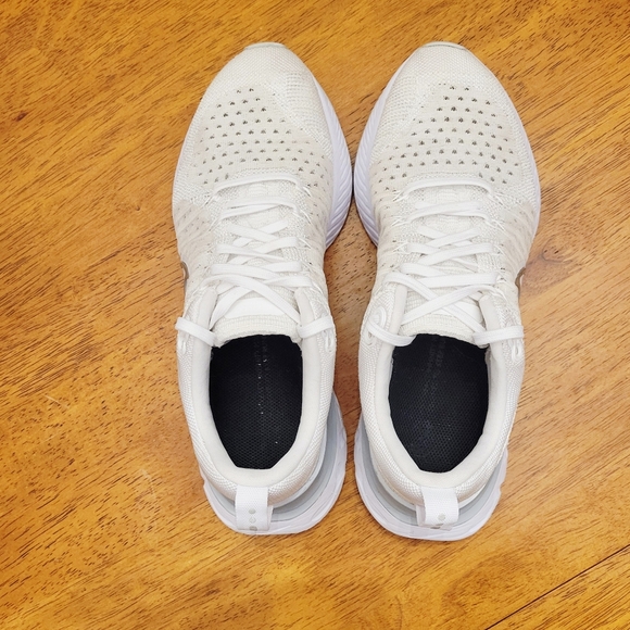 Nike React Infinity Run Flyknit 2 White/Metallic Silver Women's 8.5 - Picture 3 of 6